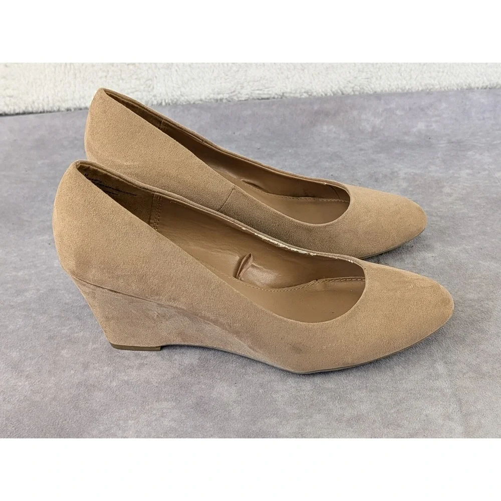 Merona Tan Faux Suede Wedge Pumps Round Toe Professional Shoes Womens 8.5
